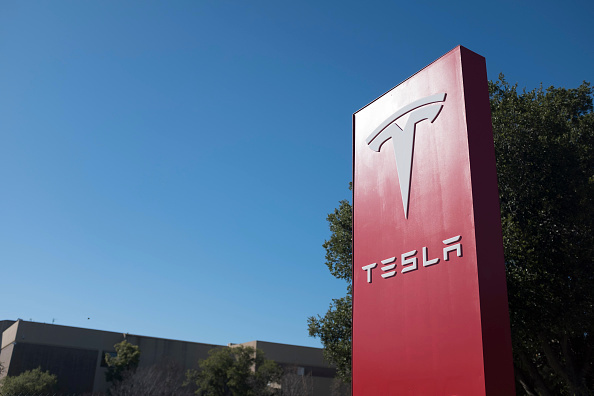 Tesla’s Surge Puts Its Value at More Than Half a Trillion Dollars