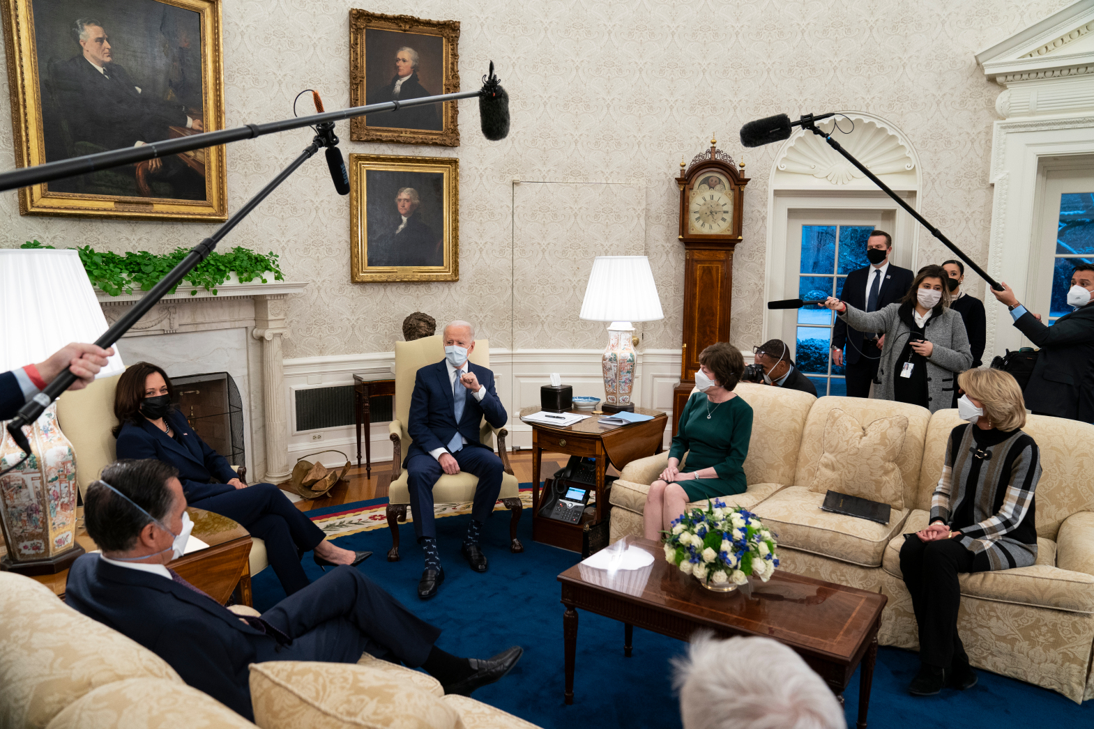 Biden meets with GOP lawmakers on virus aid plans
