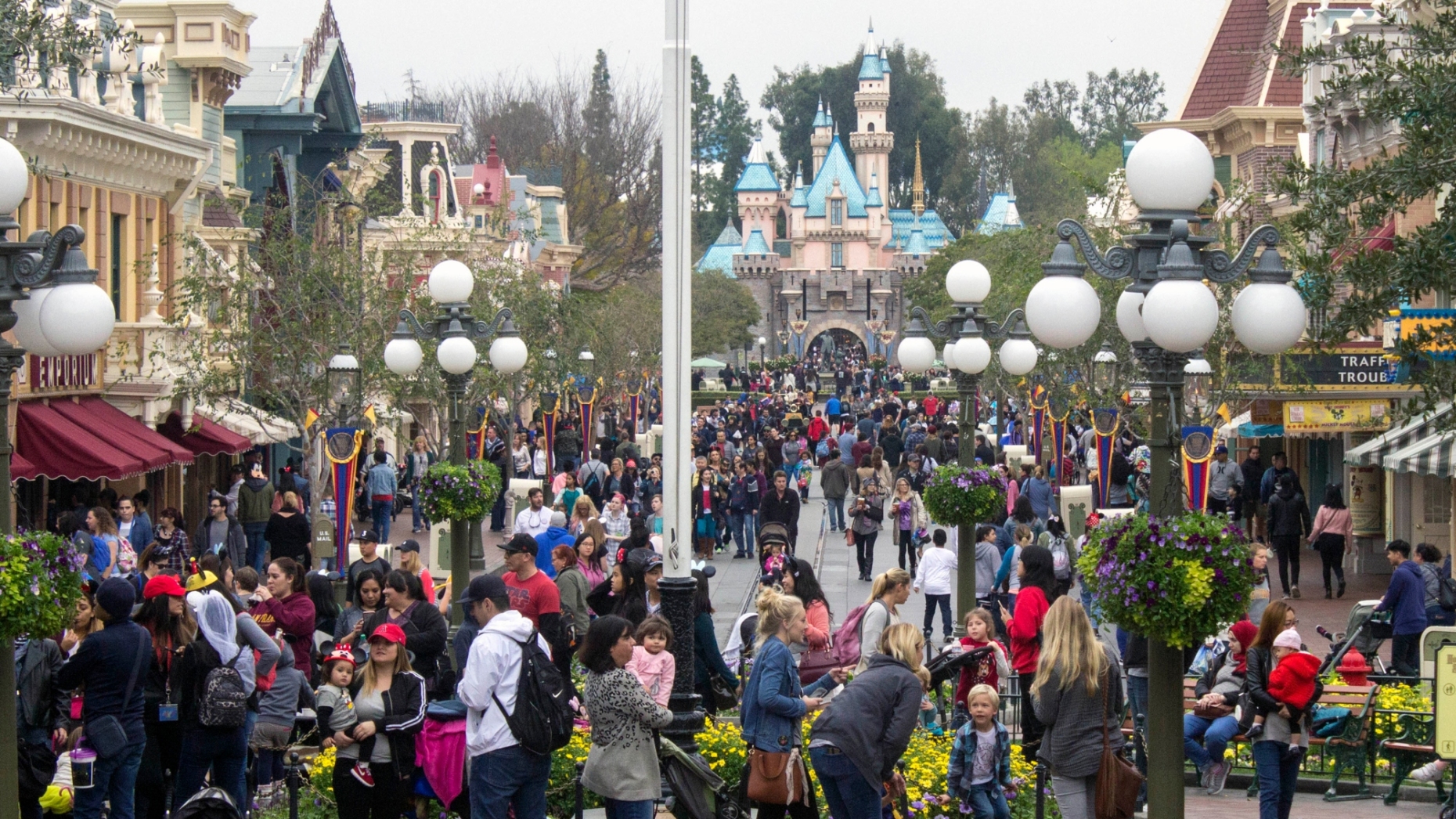 Why Disneyland should eliminate its annual pass program
