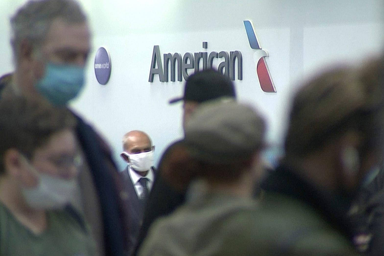 Thousands of passengers stranded as American Airlines cancels 250 more flights