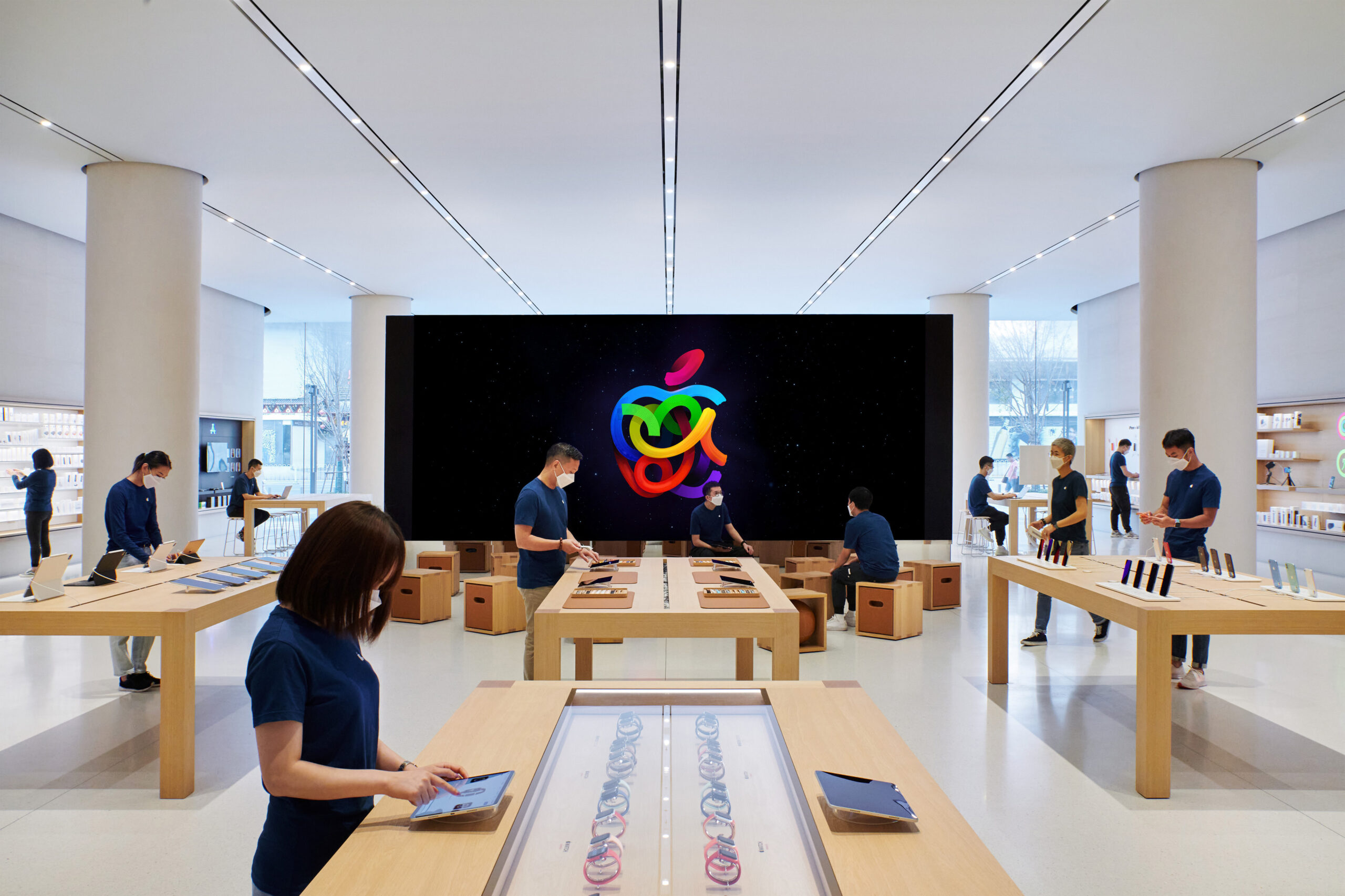 Apple stores drop mask mandates, plan return of in-store classes