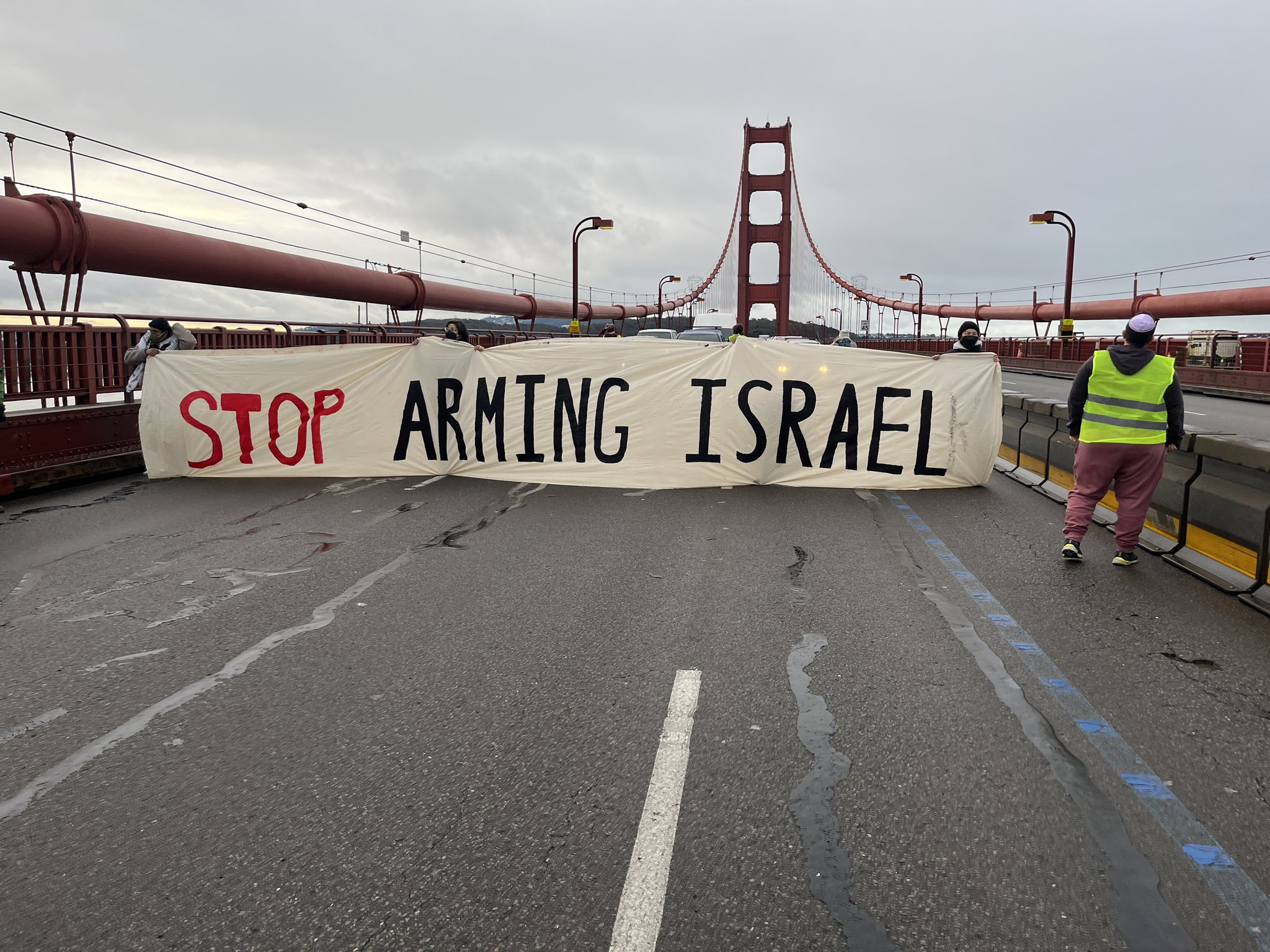 Dozens of Pro-Palestinian block the Golden Gate Bridge