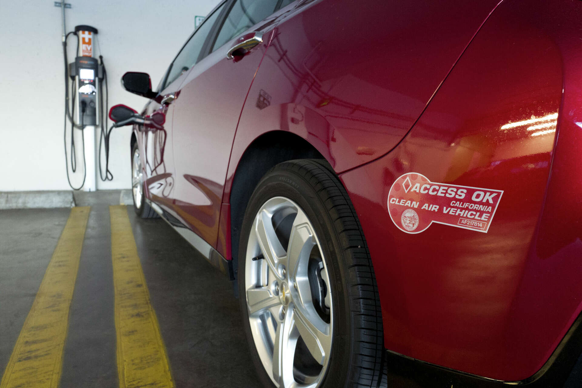 California’s Clean Air Vehicle HOV Lane Program Is Ending—But Enforcement Will Be Delayed Until December